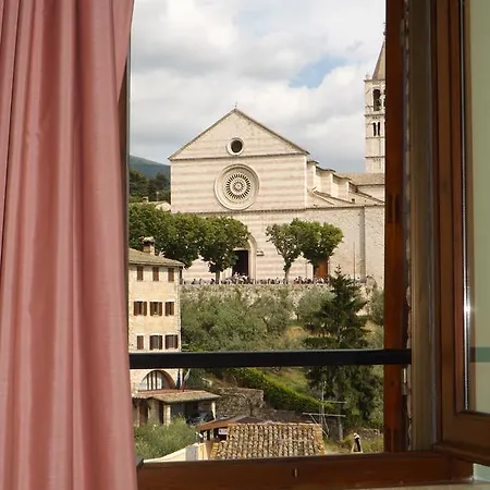 Santa Chiara أسيسي